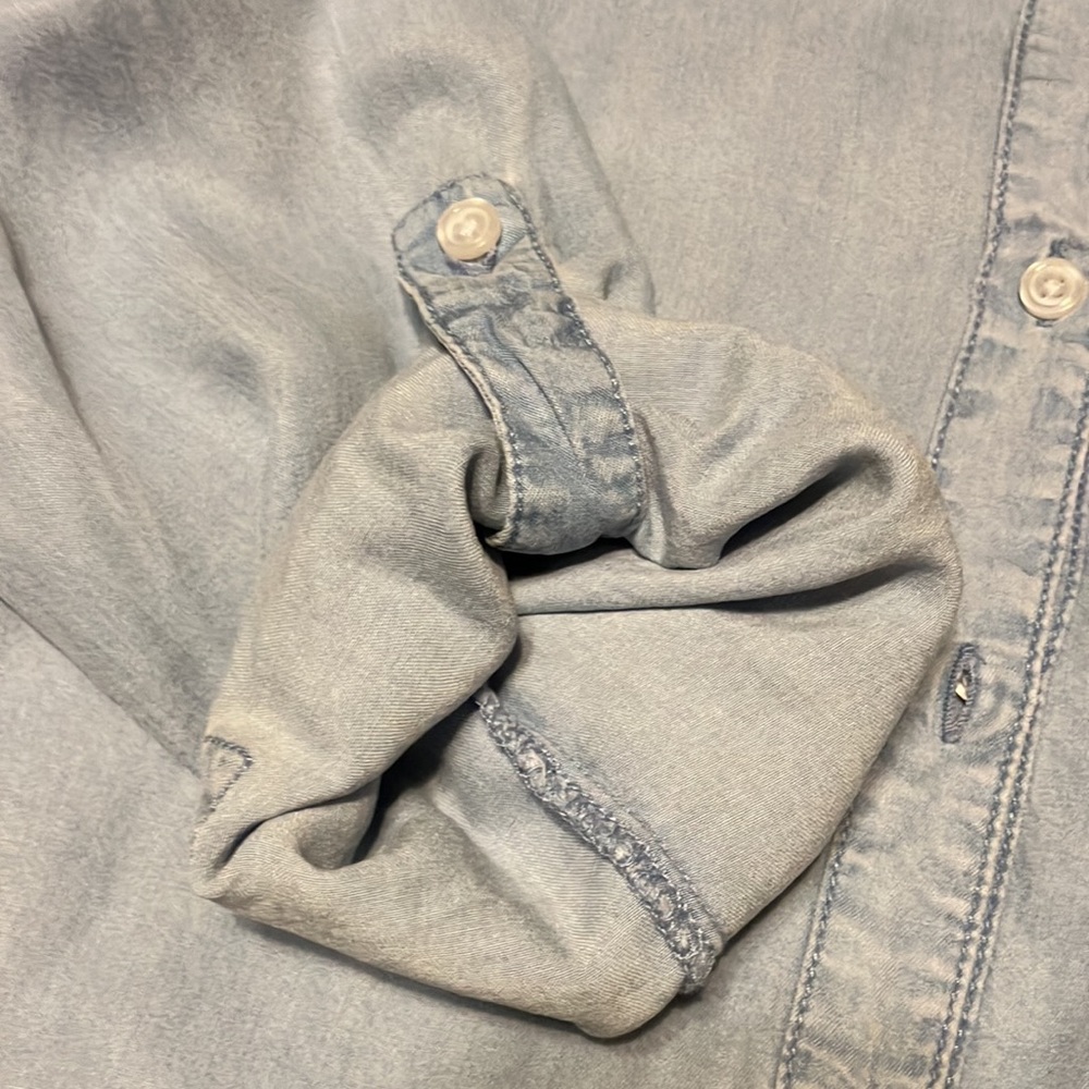 Blue chambray button down, great wardrobe basic. - Picture 5 of 6